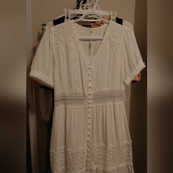 White Lace Applique mid-drift Short Sleeve Midi Dress - Picture 9 of 13